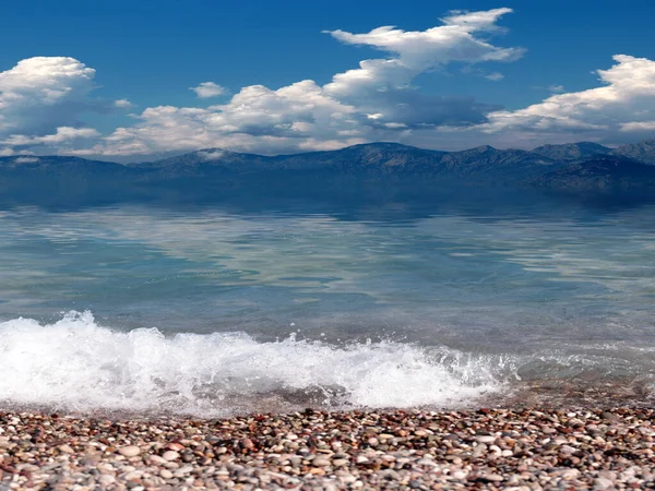 Schöner Sonniger Strand Und Wolkenverhangener Himmel Über Dem Mittelmeer — Stockfoto