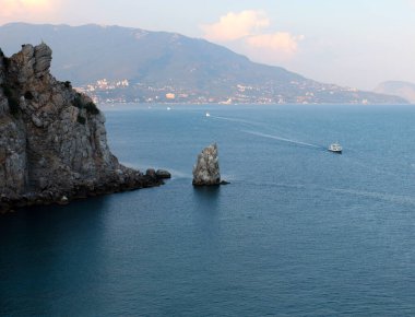 Sahildeki kayalar ve şehir yapıları Yalta, Kırım Cumhuriyeti