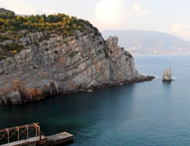 Sahildeki kayalar ve şehir yapıları Yalta, Kırım Cumhuriyeti