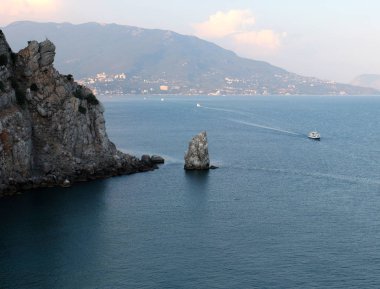 Sahildeki kayalar ve şehir yapıları Yalta, Kırım Cumhuriyeti