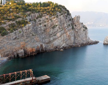 Sahildeki kayalar ve şehir yapıları Yalta, Kırım Cumhuriyeti