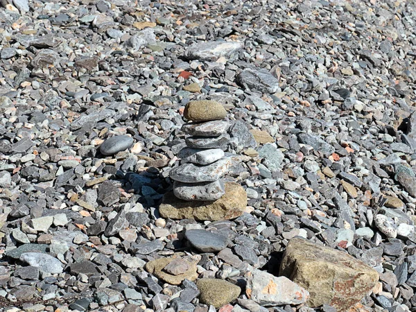 Stenpyramid Står Stenstrand — Stockfoto