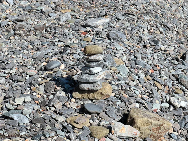 Una Pirámide Piedra Encuentra Una Playa Guijarros —  Fotos de Stock