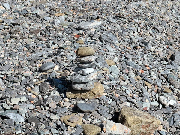 Stone Pyramid Stands Pebble Beach — Stock Photo, Image