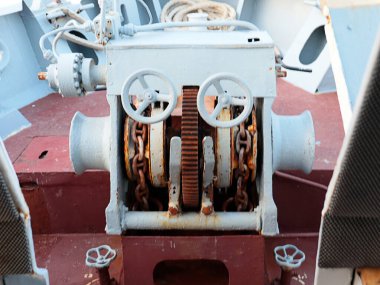 Gemiyi yol kenarına park etmek için cihazın makarasında bulunan gemi zinciri.