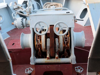 Gemiyi yol kenarına park etmek için cihazın makarasında bulunan gemi zinciri.