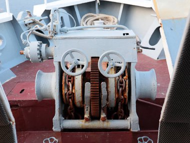 Gemiyi yol kenarına park etmek için cihazın makarasında bulunan gemi zinciri.