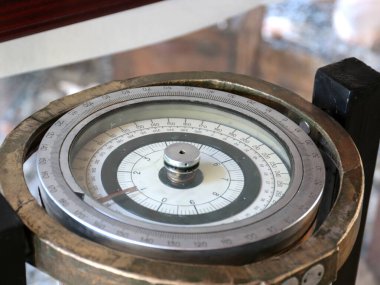 Vintage gemi pusulası rotadaki koordinatları belirlemek için bir aygıt