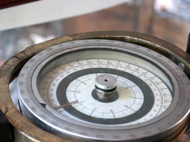 Vintage gemi pusulası rotadaki koordinatları belirlemek için bir aygıt