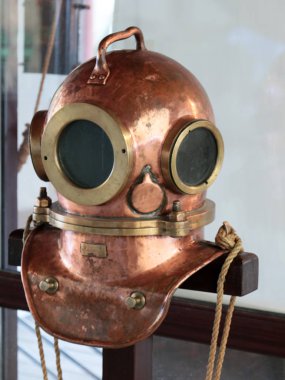Suyun altında dalış yapmak için kullanılan derin deniz giysisinin bakır kaskı.