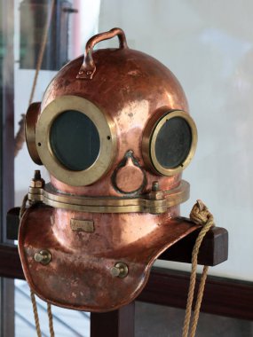 Suyun altında dalış yapmak için kullanılan derin deniz giysisinin bakır kaskı.