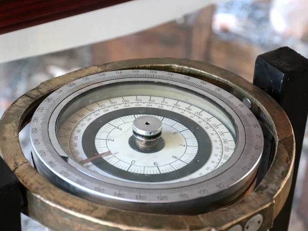 Vintage Ship Compass Navigational Device Determining Coordinates Path — 图库照片
