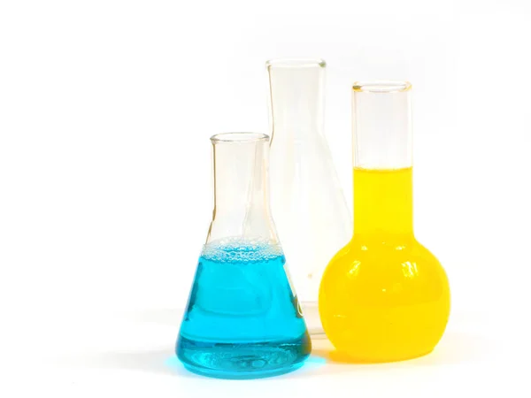 Frascos Vidro Com Produtos Químicos Multicoloridos Uma Mesa Laboratório Branco — Fotografia de Stock
