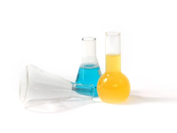 Frascos Vidrio Con Productos Químicos Multicolores Una Mesa Laboratorio Blanca —  Fotos de Stock