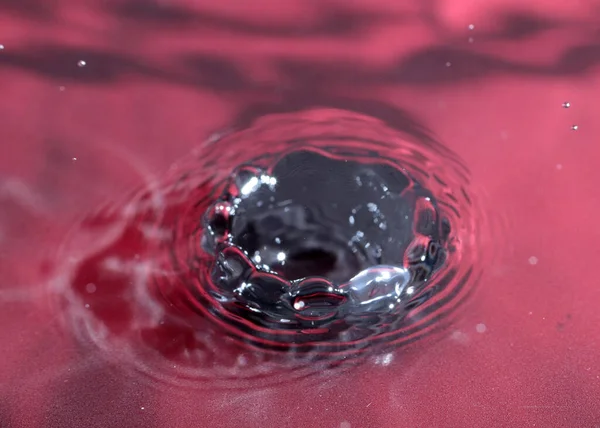 Uma Gota Líquido Cai Superfície Água Para Bebida — Fotografia de Stock