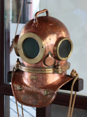 Suyun altında dalış yapmak için kullanılan derin deniz giysisinin bakır kaskı.