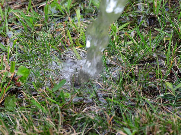 Arroyo Agua Clara Cae Sobre Hierba Verde Del Césped — Foto de Stock