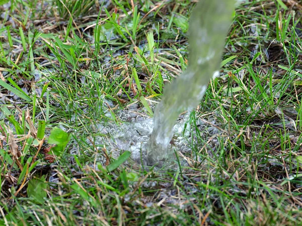 Arroyo Agua Clara Cae Sobre Hierba Verde Del Césped — Foto de Stock