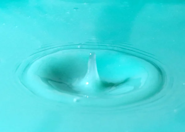 Belos Padrões Água Depois Bater Uma Gota Líquido Superfície — Fotografia de Stock