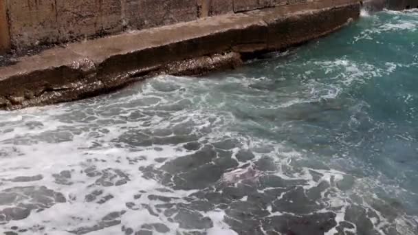 Onde Del Mare Rompono Sul Frangiflutti Costieri Cadono Una Spiaggia — Video Stock