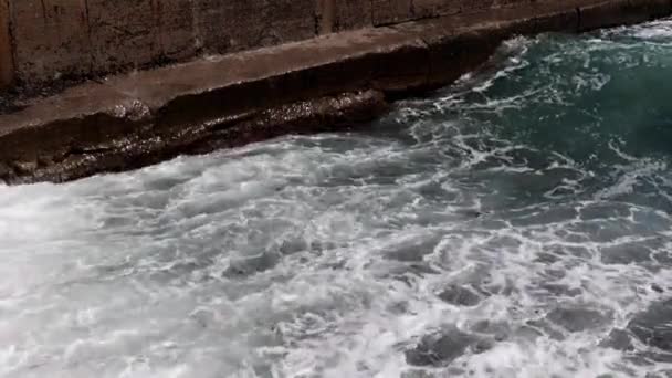 海浪冲破海岸的防波堤 落在岩石海岸上 — 图库视频影像