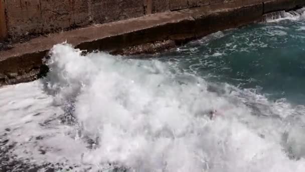 Meereswellen Brechen Der Buhne Und Fallen Auf Einen Felsigen Strand — Stockvideo