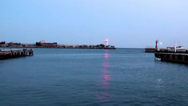 ヤルタとその周辺沿岸地域の商業港の灯台 クリミア — ストック動画