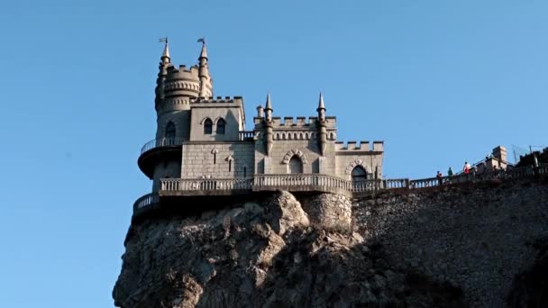 城はクリミアのヤルタ市の近くの海の岩の上にあり 巣を飲み込む — ストック動画