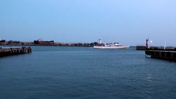 克里米亚雅尔塔商业港口和周围沿海地区灯塔 — 图库视频影像