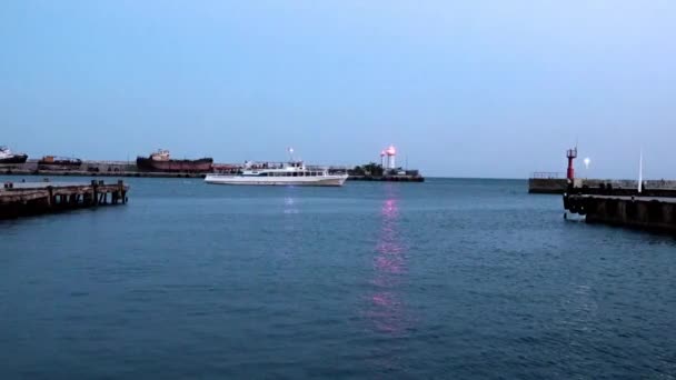 ヤルタとその周辺沿岸地域の商業港の灯台 クリミア — ストック動画