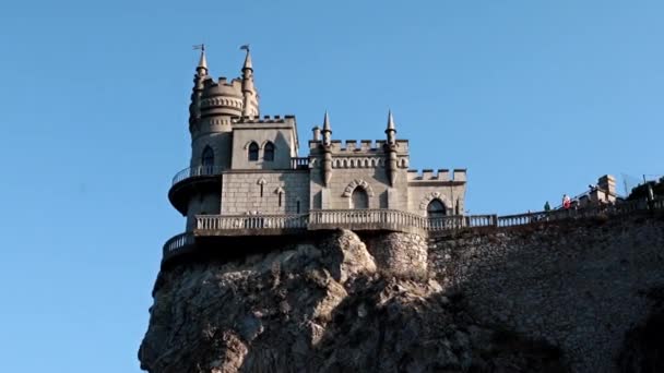 城はクリミア共和国のヤルタ市の近くの海の岩の上にあり 巣を飲み込む — ストック動画