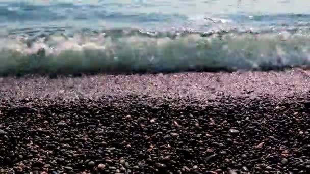 Onde Marine Sulla Spiaggia Rocciosa Della Costa Tropicale — Video Stock