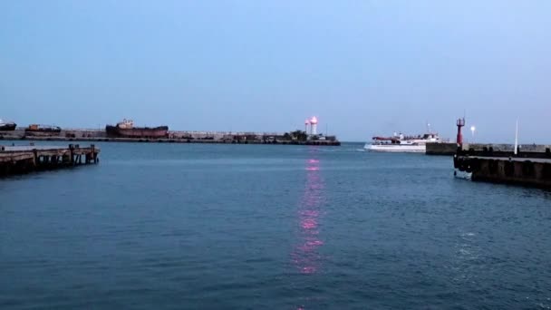 克里米亚雅尔塔商业港口和周围沿海地区灯塔 — 图库视频影像