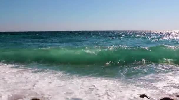 Прекрасные Морские Волны Катятся Падают Галечный Берег — стоковое видео