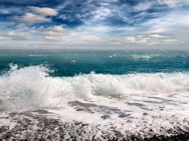 Deniz kıyısında güneşli gökyüzü dinlenme ve spor egzersizleri için.