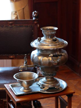 Antik bakır semaver, Kültür Müzesi 'nde sergilenen bir sergi.