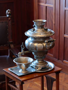 Antik bakır semaver, Kültür Müzesi 'nde sergilenen bir sergi.