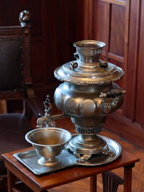 Antik bakır semaver, Kültür Müzesi 'nde sergilenen bir sergi.