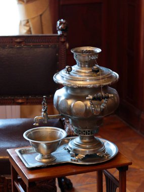 Antik bakır semaver, Kültür Müzesi 'nde sergilenen bir sergi.