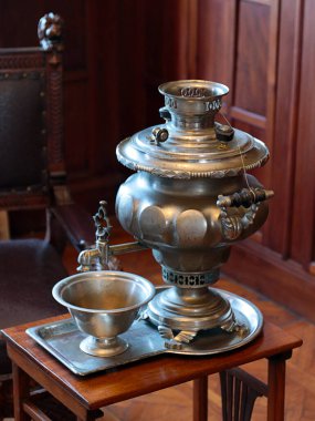 Antik bakır semaver, Kültür Müzesi 'nde sergilenen bir sergi.