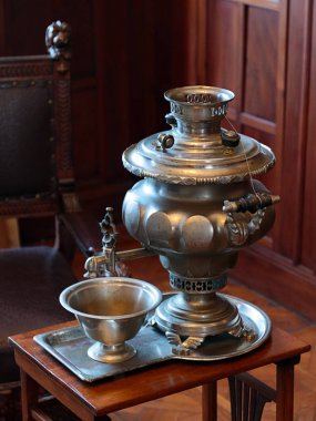 Antik bakır semaver, Kültür Müzesi 'nde sergilenen bir sergi.