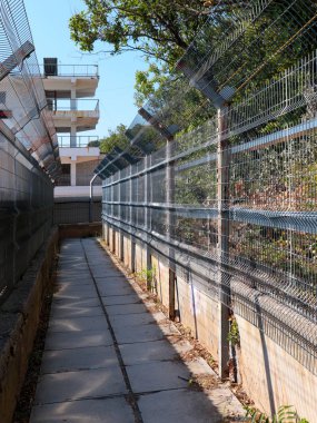 Yasak bölgede yaya geçidi boyunca güvenlik çiti var.