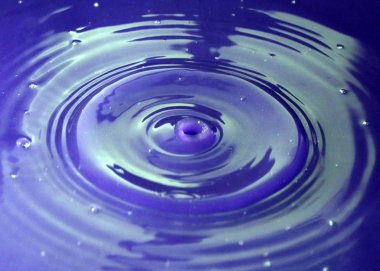 Bir damla suya çarptıktan sonra sıvı yüzeyde garip bir desen var.