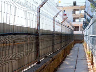 Korunan bölgede yaya geçidi için metal çitler.