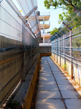 Korunan bölgede yaya geçidi için metal çitler.