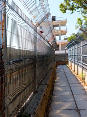 Korunan bölgede yaya geçidi için metal çitler.