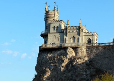 Kırım Cumhuriyeti 'nin Yalta kenti yakınlarındaki bir uçurumun kenarındaki ortaçağ şatosu.