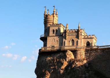 Kırım Cumhuriyeti 'nin Yalta kenti yakınlarındaki bir uçurumun kenarındaki ortaçağ şatosu.