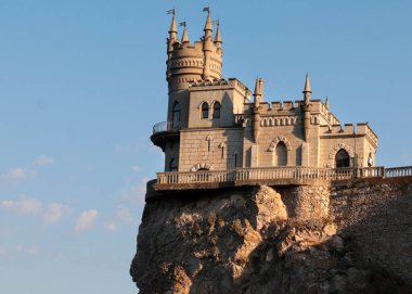 Kırım Cumhuriyeti 'nin Yalta kenti yakınlarındaki bir uçurumun kenarındaki ortaçağ şatosu.
