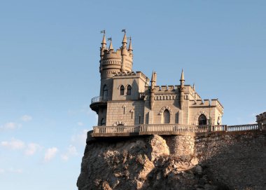 Kırım Cumhuriyeti 'nin Yalta kenti yakınlarındaki bir uçurumun kenarındaki ortaçağ şatosu.
